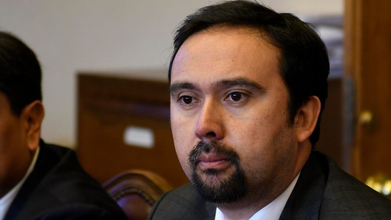 Caso ProCultura en horas clave: Gobernador Óscar Crisóstomo (PS) pide no revelar el contenido de su celular