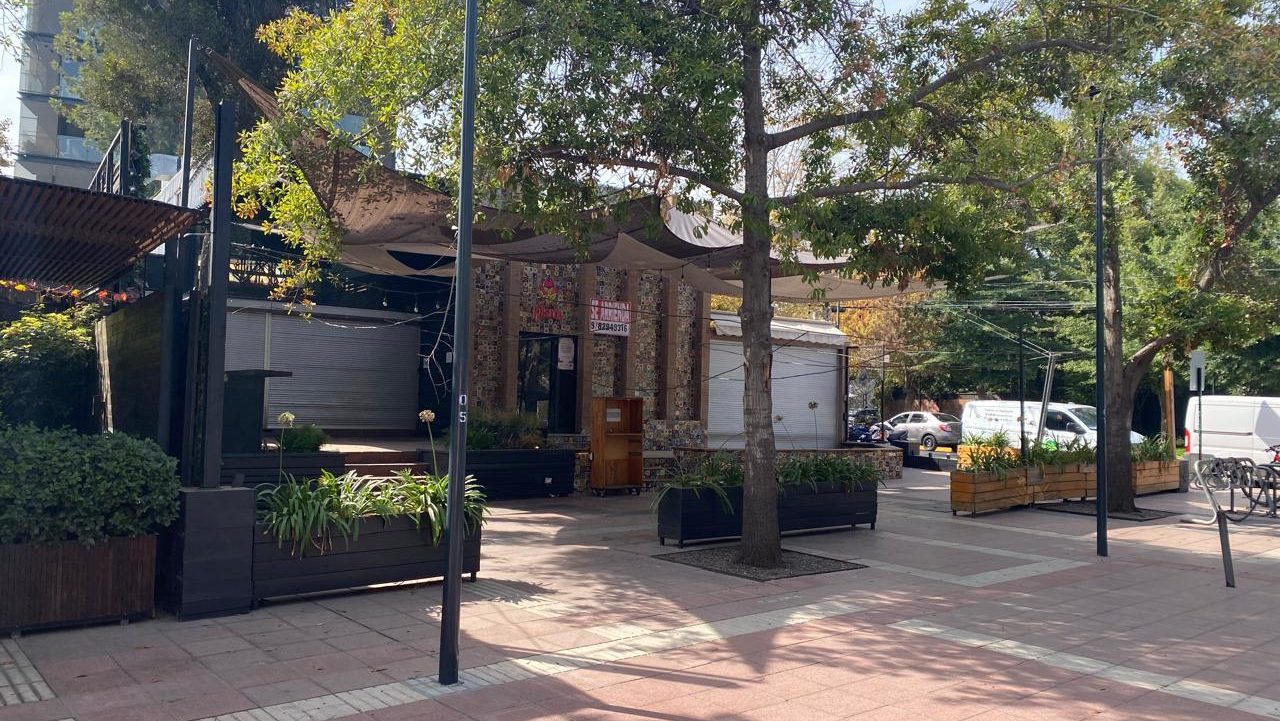 El lento declive del Paseo El Mañío en Vitacura que se ha intensificado con el cierre de cinco locales