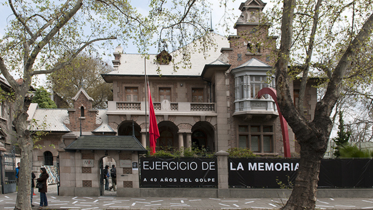 Traspasos del Gobierno a fundaciones ligadas a Allende tras fallida compraventa suman más de $ 750 millones