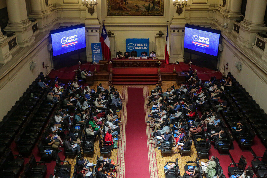 El Frente Amplio, la degradación de la democracia y la ultraderecha. Por Kenneth Bunker