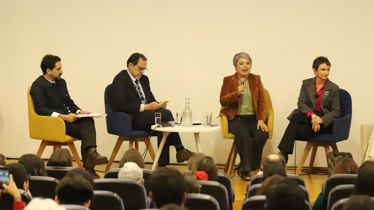 Candidatos oficialistas apuestan por diferenciación y distancia con La Moneda en primer debate pre-primarias