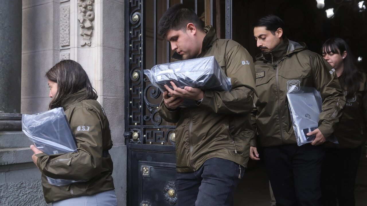 Por qué la fiscalía incautó el celular de Orrego y se llevó computadores de la gobernación