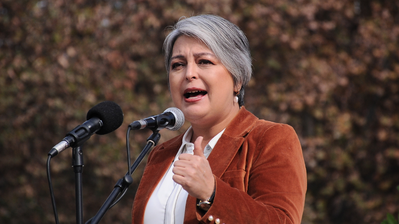 La apuesta de Jara por sumar votos en su carrera contra Tohá en el principal bastión del Frente Amplio