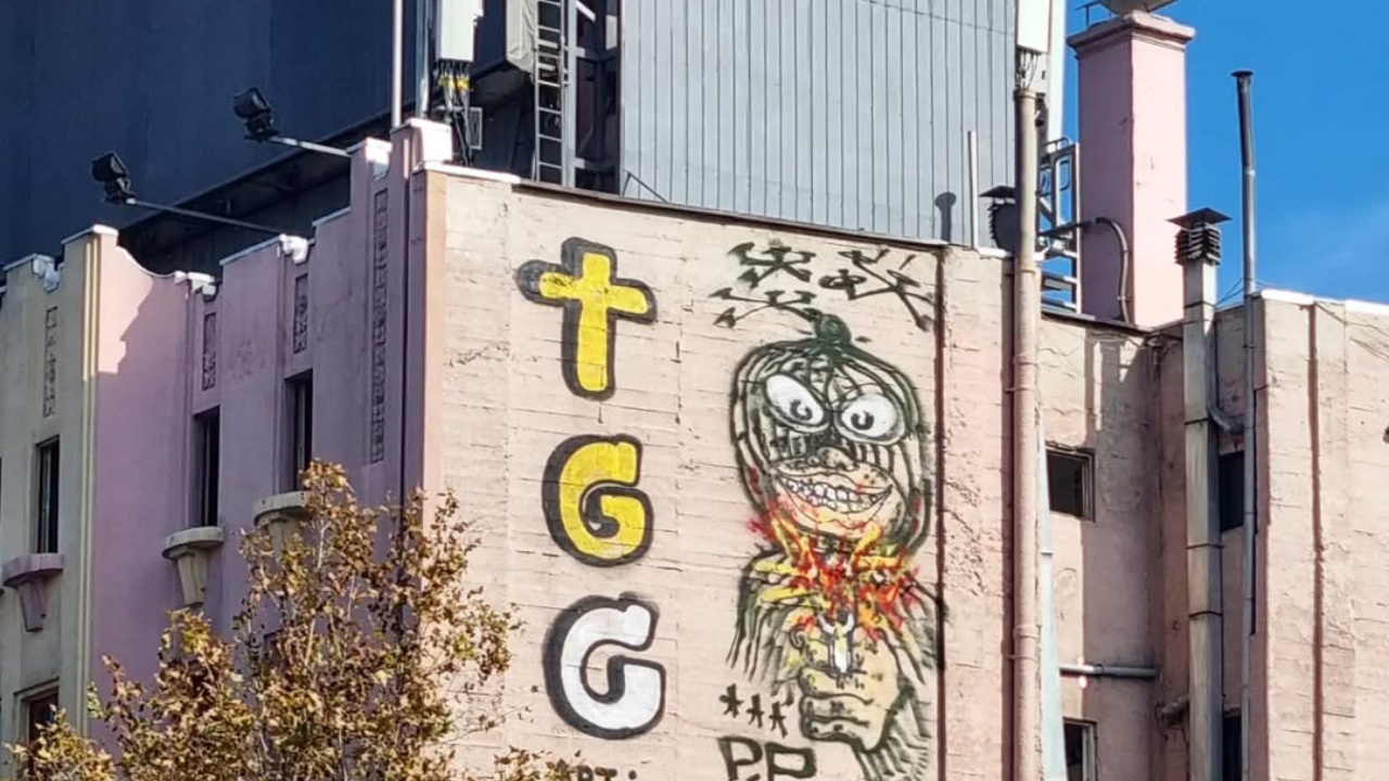 Crónica: La nueva tendencia de los graffitis en altura que indigna a los vecinos de Santiago
