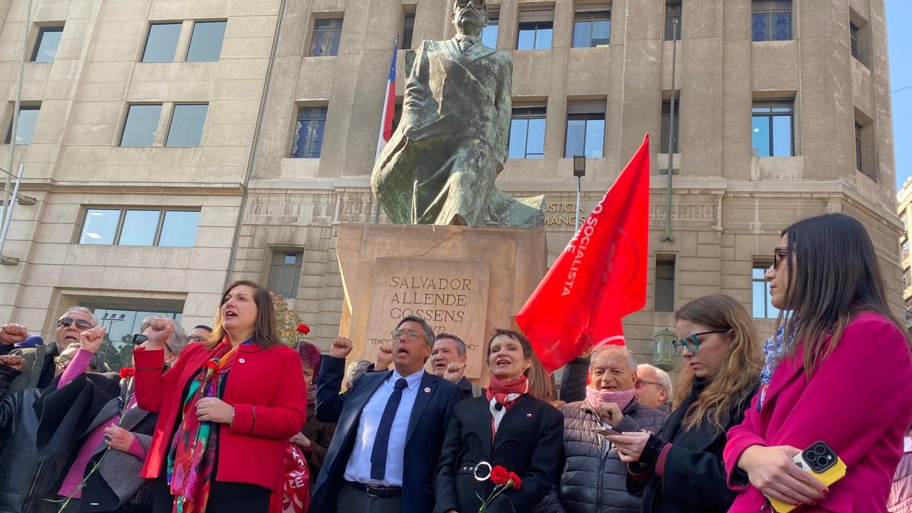 Crónica: La ausencia de Jara en el homenaje del PC a Allende (y la aparición de Tohá con el PS)