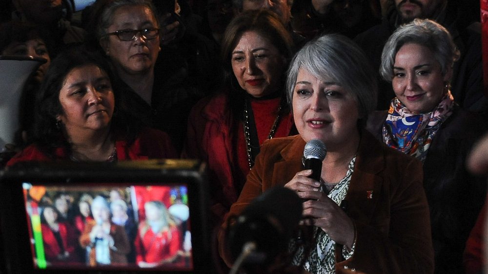 La historia tras los tironeos entre Jara y el PC por el enfoque de la campaña