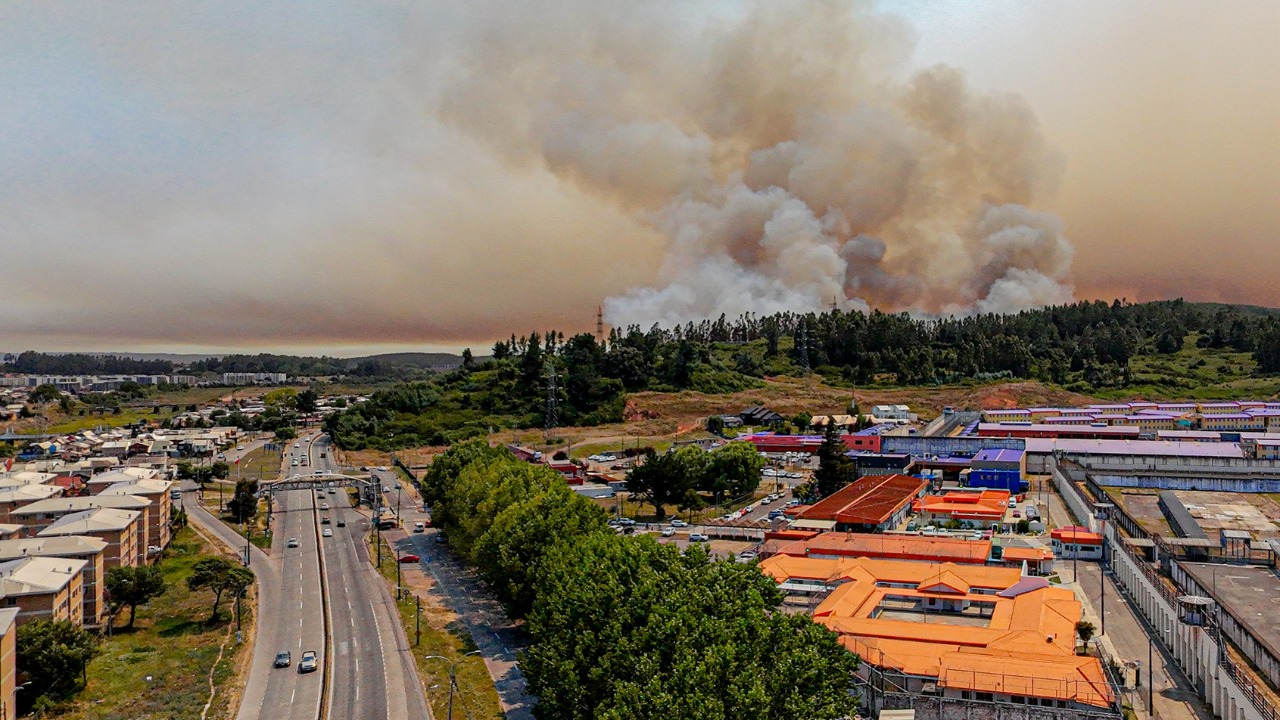 Vista aérea del incendio forestal que afecta a Penco, desde la ruta 156.