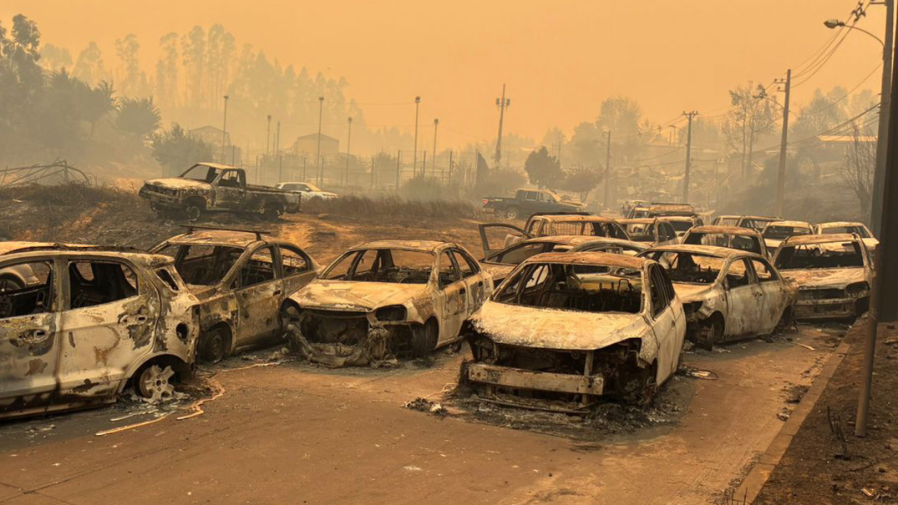Vehículos quemados por los incendio forestal que afecta en Lirquen Penco