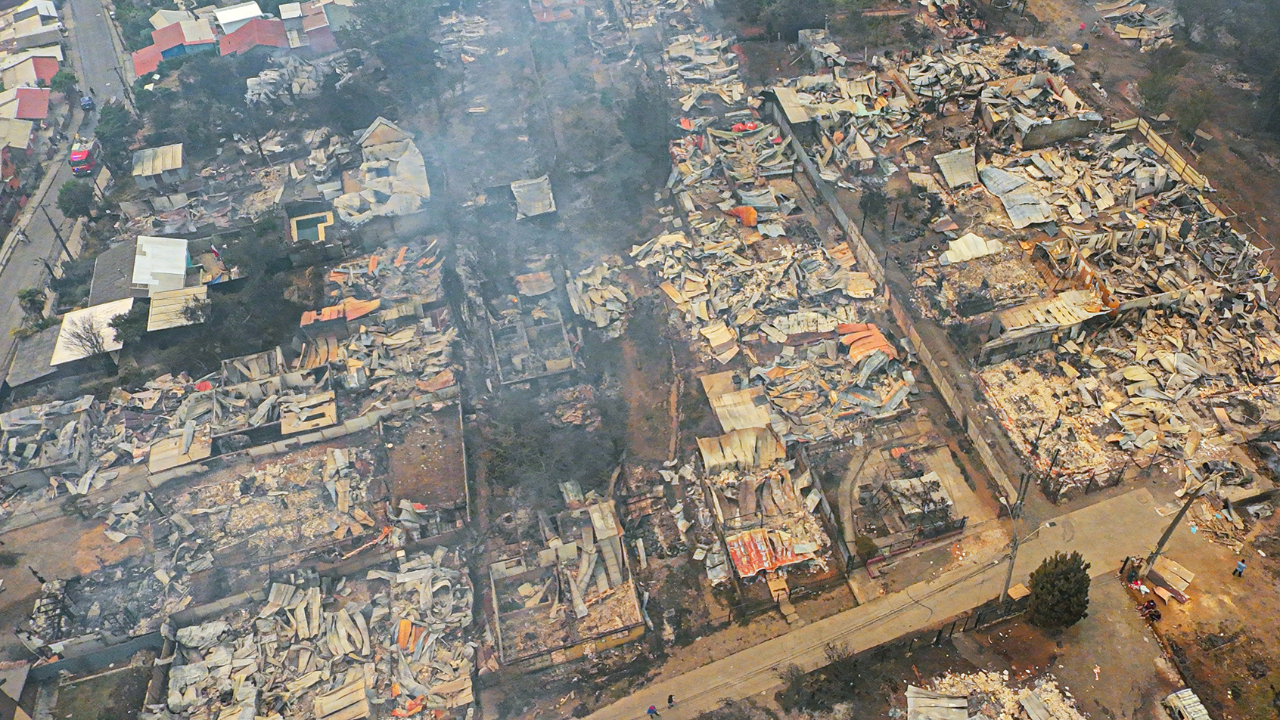 Destrucción tras el incendio en Penco.