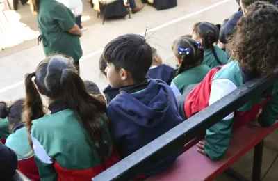 Informe OCDE alerta que Chile es el país con mayor inasistencia escolar en básica (y los costos del ausentismo)