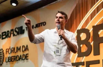 Proclamado hoy en Brasil: quién es Flávio Bolsonaro, el candidato que desafía a Lula (y sus fuertes lazos con Kast)