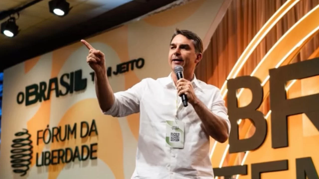 Flávio Bolsonaro se lanza contra Lula y complica a la diplomacia chilena