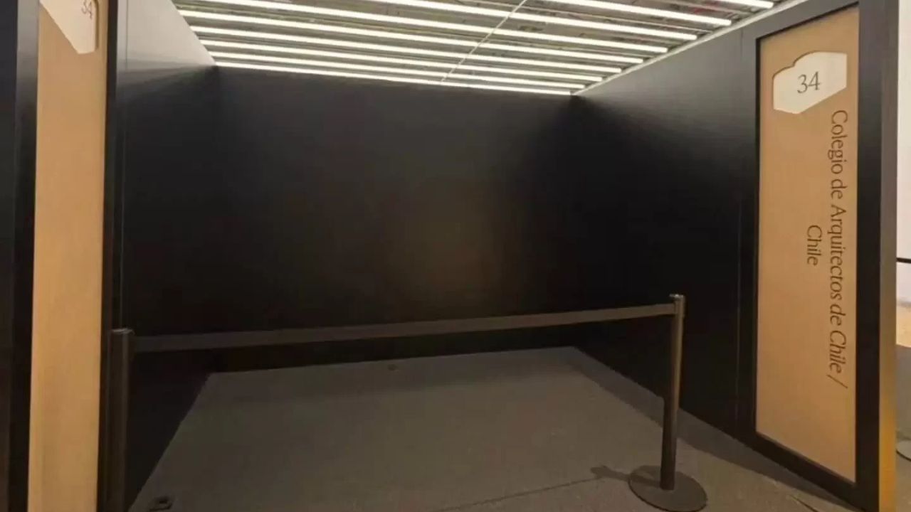 Negligencia del Colegio de Arquitectos deja stand vacío de Chile en Congreso Mundial de Barcelona