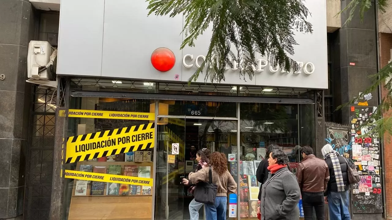 Adiós a un clásico: Contrapunto cierra su histórico local en calle Huérfanos